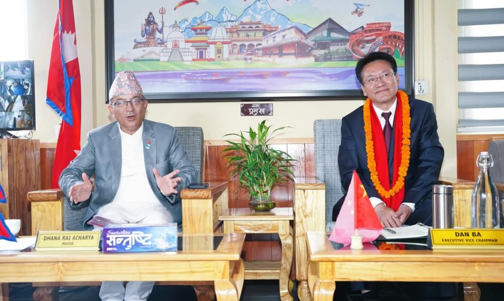 सि झाङ स्वायत्त जनसरकारका उपप्रमुख डान बा नेतृत्वको प्रतिनिधि मण्डल र पोखरा महानगर प्रमुख  आचार्य बीच शिष्टाचार भेटवार्ता