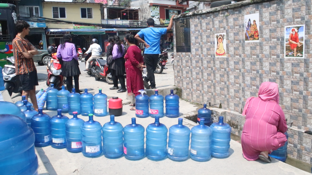 पहिले बाध्यताले गाग्री, अहिले रहरले जार लिएर घण्टौं लाइनमा