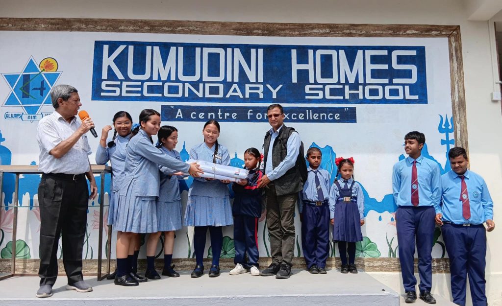 कुमुदिनीद्वारा दुई विद्यालयका विद्यार्थीलाई पोशाक हस्तान्तरण