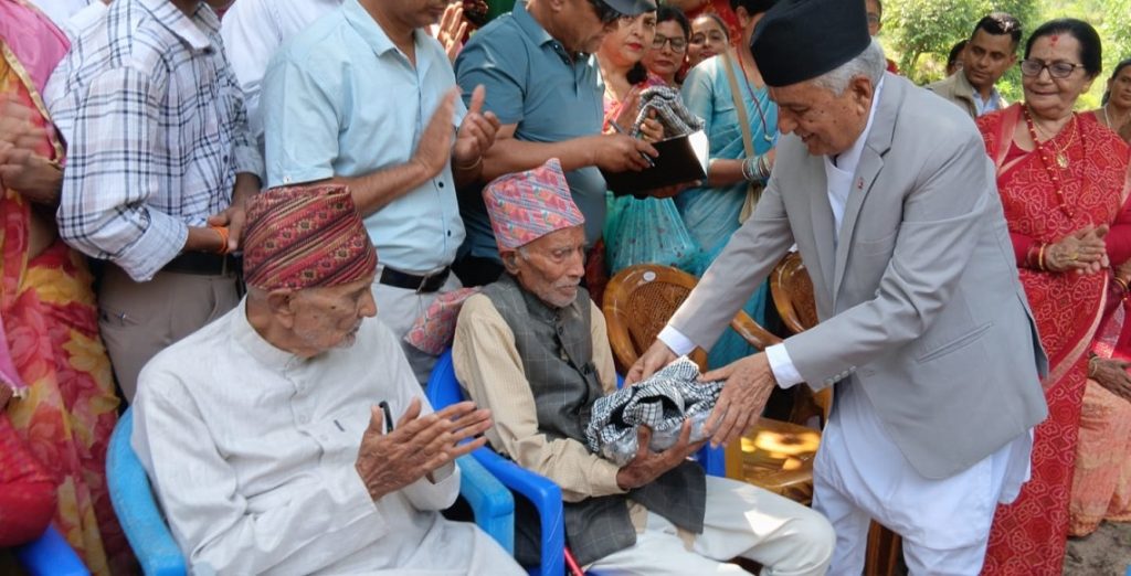 राष्ट्रपति पौडेलद्वारा तनहुँका ज्येष्ठ नागरिकलाई सम्मान
