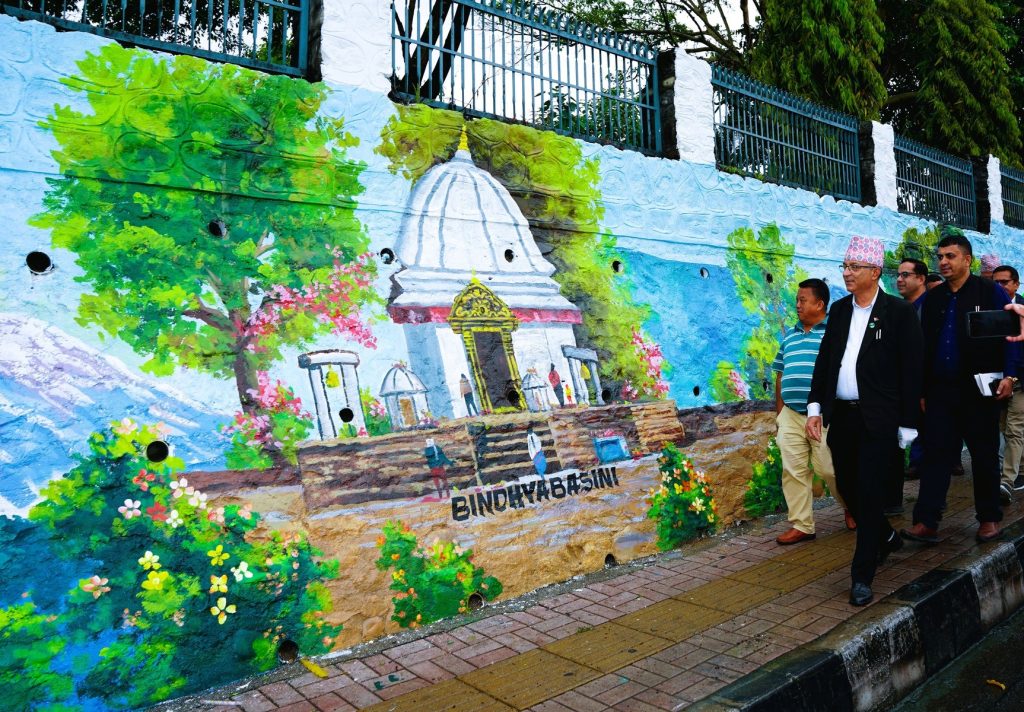 पोखरा ७ बुलौदीस्थित पुष्पलाल स्मृति पार्कको वालमा आर्ट पेन्टिङ