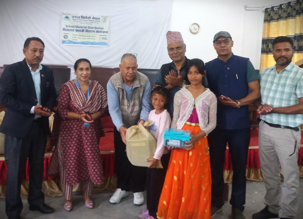 असल छिमेकी नेपालद्धारा राष्ट्रिय मा.वि का विद्यार्थीलाई विद्यालय सामाग्री वितरण