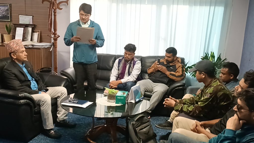 लोडसेडिङ रोक्न माग गर्दै प्राधिकरणका निर्देशक हितेन्द्रलाई ज्ञापनपत्र