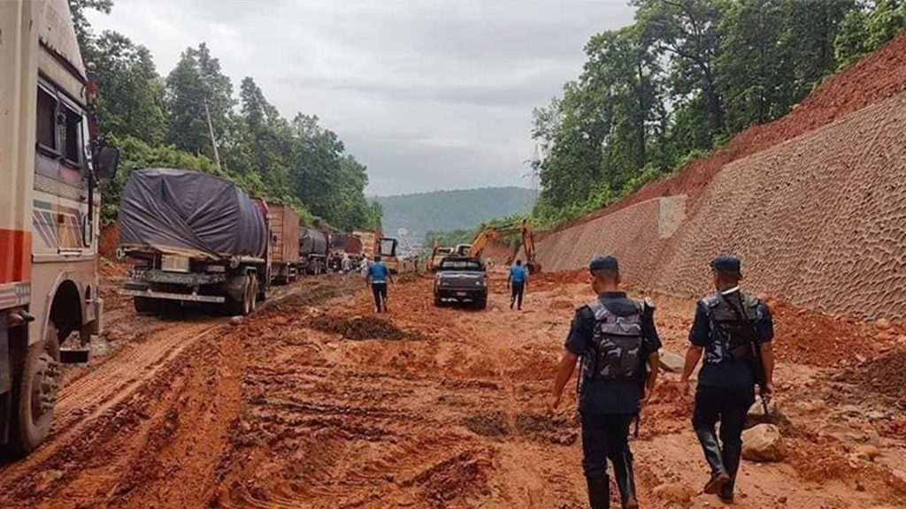 बुटवल–नारायणगढ सडक पूर्ण रूपमा अवरुद्ध