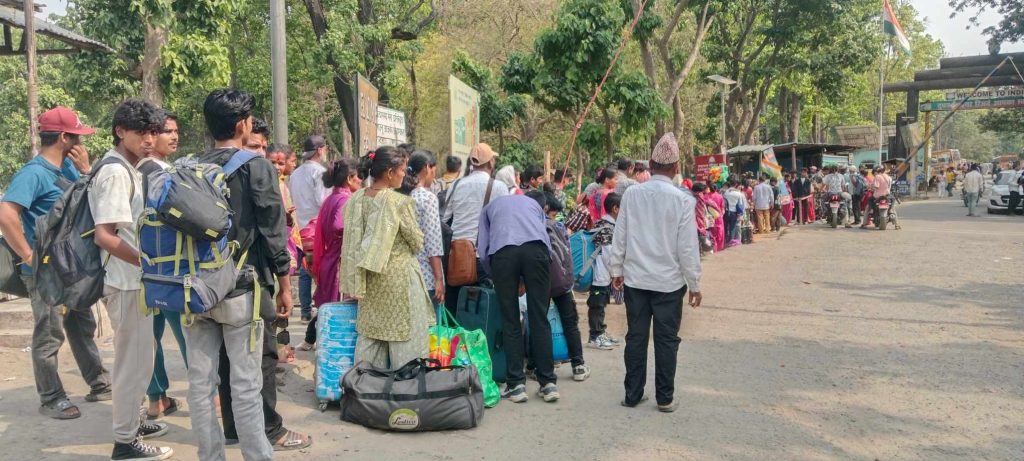 भारतबाट फर्किने नेपालीहरूसँग पैसा असुली गर्दै भारतीय सुरक्षाकर्मी