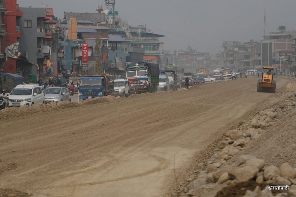 पोखरा–मुग्लिङ राजमार्गको पश्चिम खण्डको विद्युत् पोल एक साताभित्र हटाइँदै