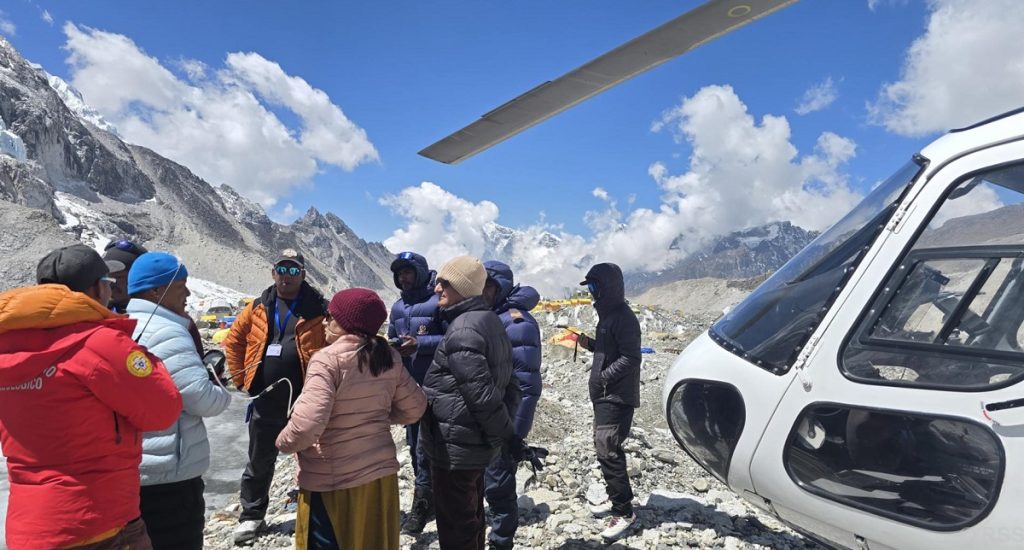 गृहमन्त्री लेखक र पर्यटनमन्त्री पाण्डे सगरमाथा आधार शिविरमा 