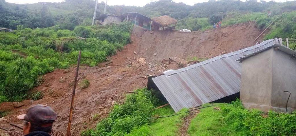 मादीका तीन ठाउँमा पहिराे : तीन घरमा क्षति, दुुई भैंसी पुरिए