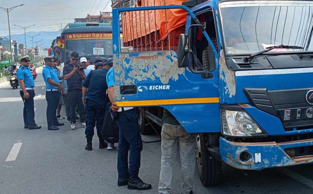 पोखरामा १० वटा सवारी चेकजाँच गर्दा ६ वटा मापदण्ड विपरित
