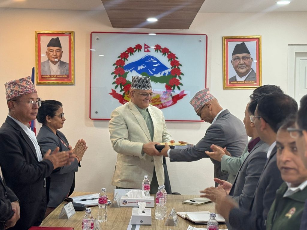 प्रदेश प्रशासनिक संरचना पूनरावलोकन समितिले मुख्यमन्त्रीलाई प्रतिवेदन बुझायो