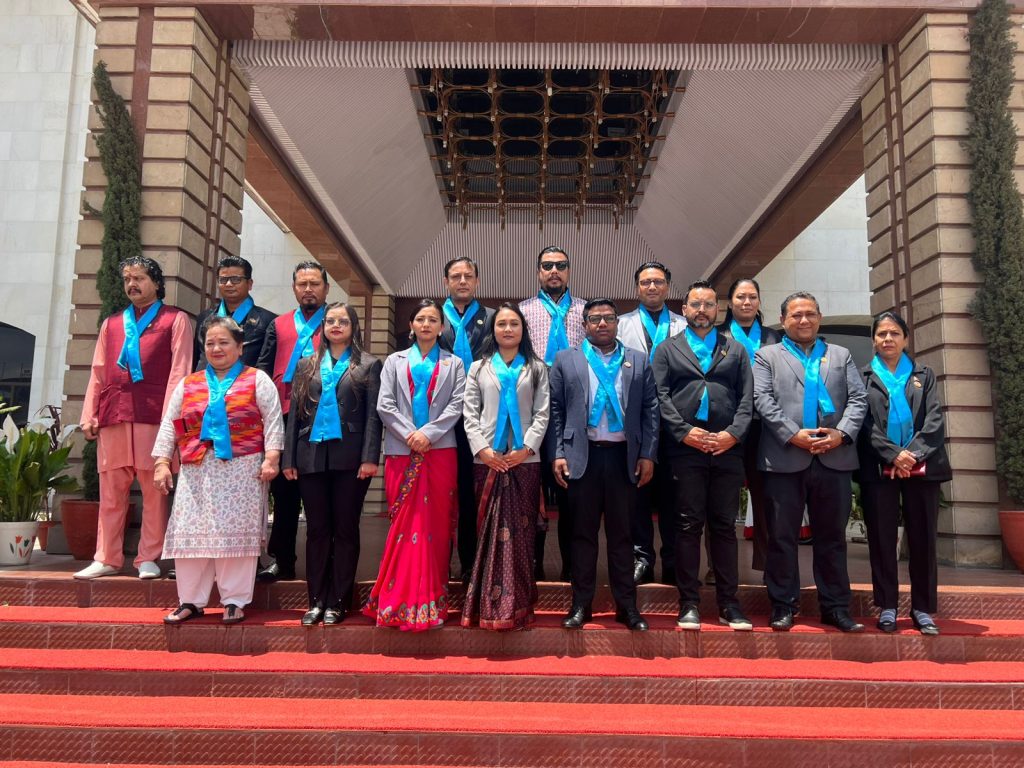 रास्वपाका सांसद निलो रिबन लगाएर संसद पुगे