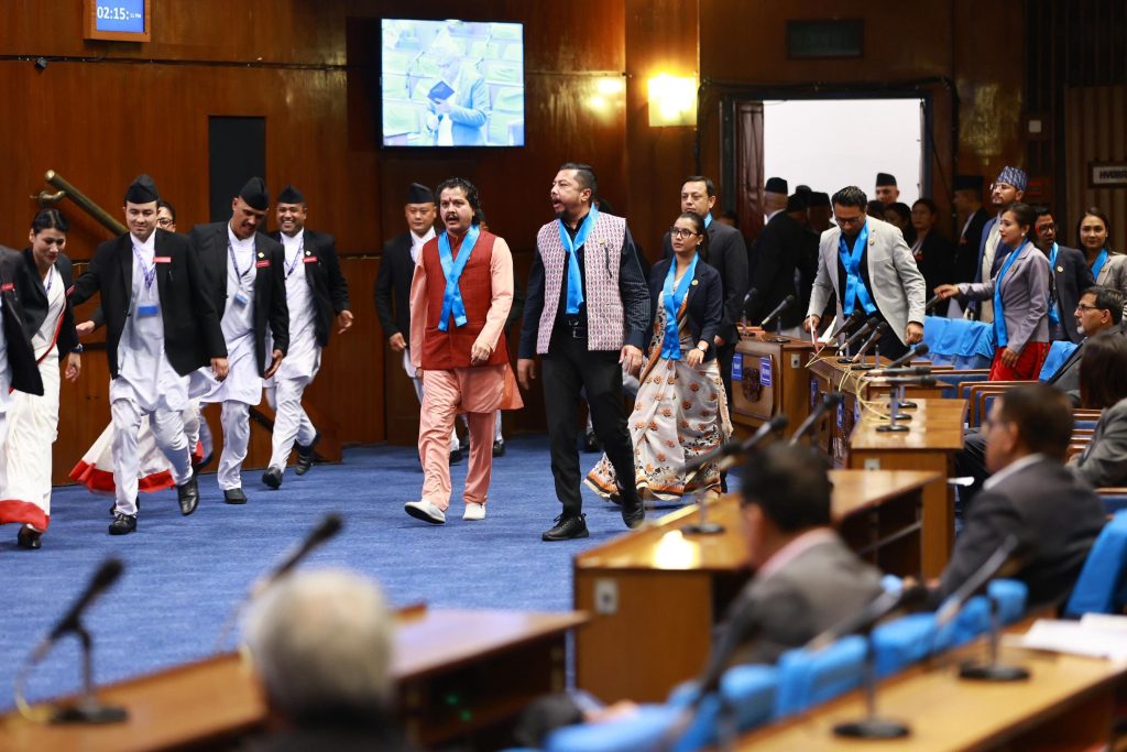 रास्वपा सांसदले संसदमा निलो स्कार्फ लगाएकोप्रति कांग्रेसको नियमापत्ति