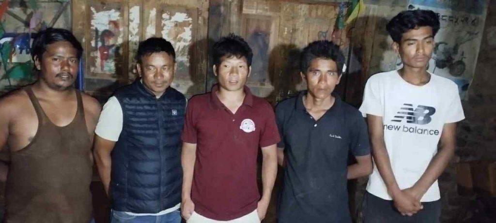 रोशी खोलाको बाढीमा फस्यो जेसीबी र टिपर, ५ जनाको उद्धार