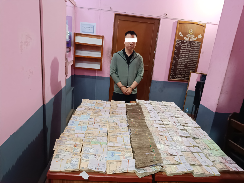 १ करोड ४४ लाख रकम सहित चिनियाँ नागरिक प्रकाउ