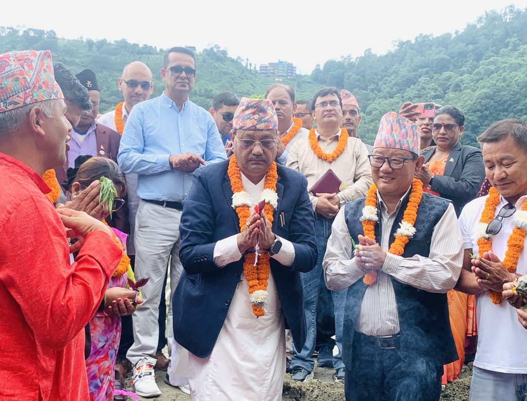 घट्टेखोला–धम्पुस–खानीगाउँ सडक निर्माणको मन्त्री केसीद्धारा शिलान्यास