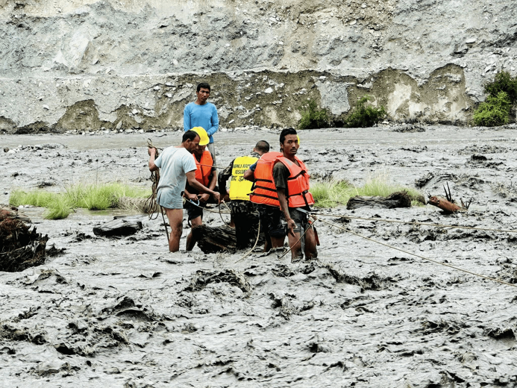 दाउरा टिप्ने क्रममा क्रममा भेरीको बाढीमा फसेका ४ जनाको सकुशल उद्धार