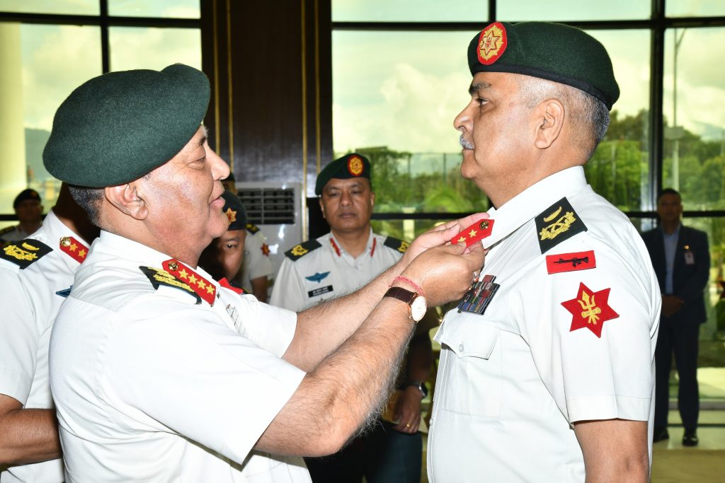 प्रधान सेनापतिद्वारा उपरथी खत्रीलाई दर्ज्यानी चिह्न प्रदान