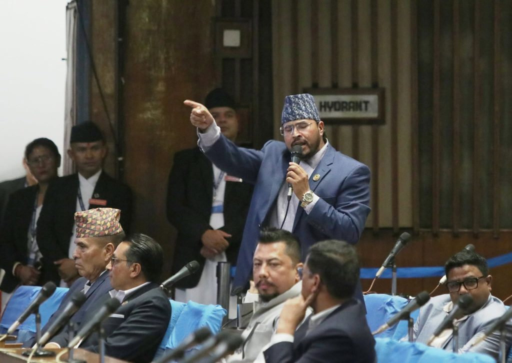 जुम्लाको स्याउ काठमाडौँ ल्याउँदा प्रहरीले घुस मागेको राप्रपाको आरोप