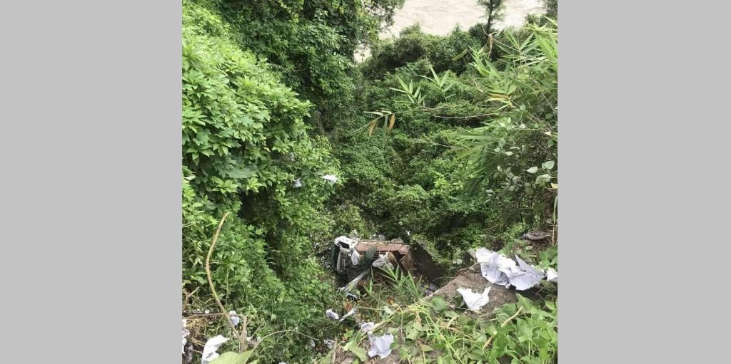 भारतीय नम्बर प्लेटको मिनी ट्रक त्रिशूलीको किनारमा खस्यो