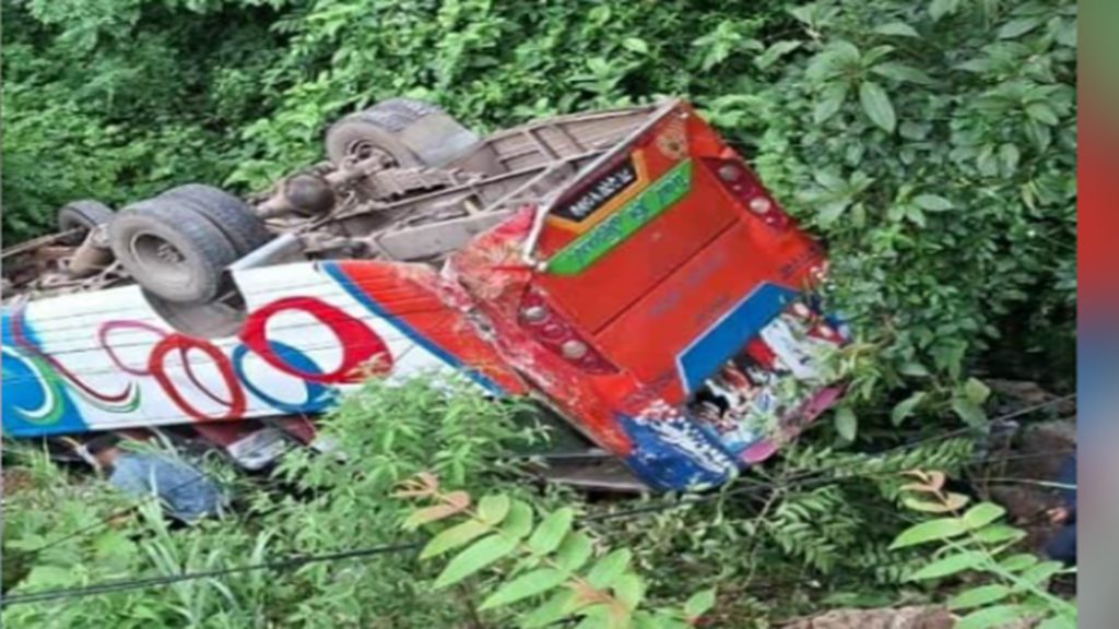 ऐना पहरामा भएको बस दुर्घटनामा सात जना घाइते, दुईको अवस्था गम्भिर
