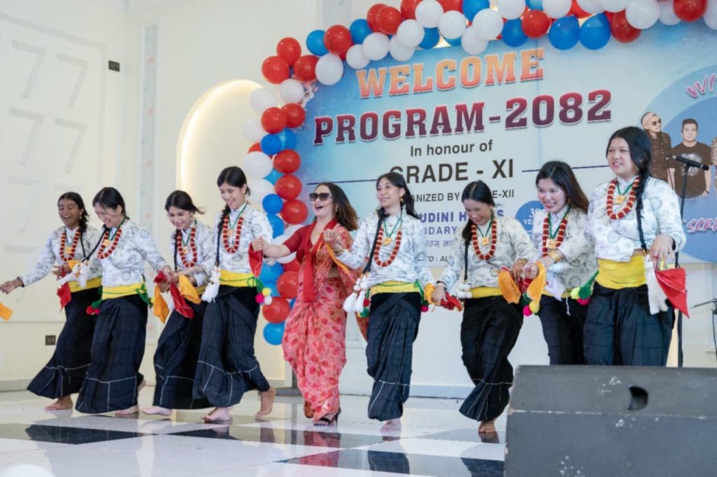 कुमुदिनीमा कक्षा १२ का विद्यार्थीले गरे कक्षा ११ का विद्यार्थीलाई स्वागत