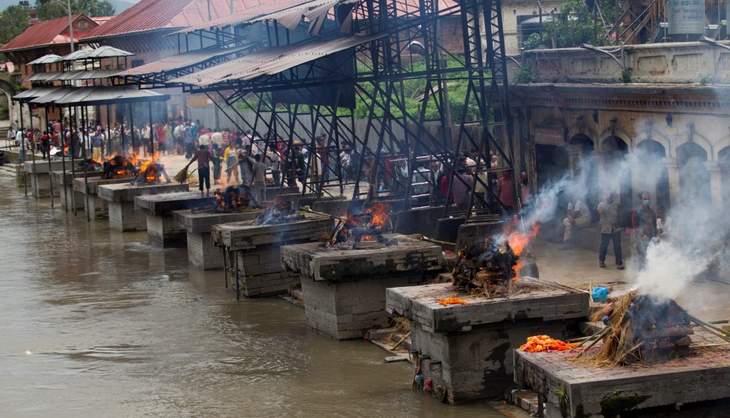 जलाउन लागिएको शवबाट मासु र हड्डी निकालेको आरोपमा ब्राम्हण पक्राउ