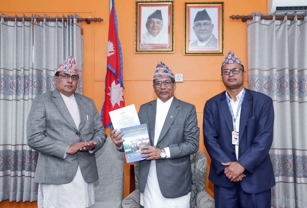 प्रदेश प्रमुख समक्ष मुख्य न्यायाधिवक्ताको कार्यालयको प्रतिवेदन पेश