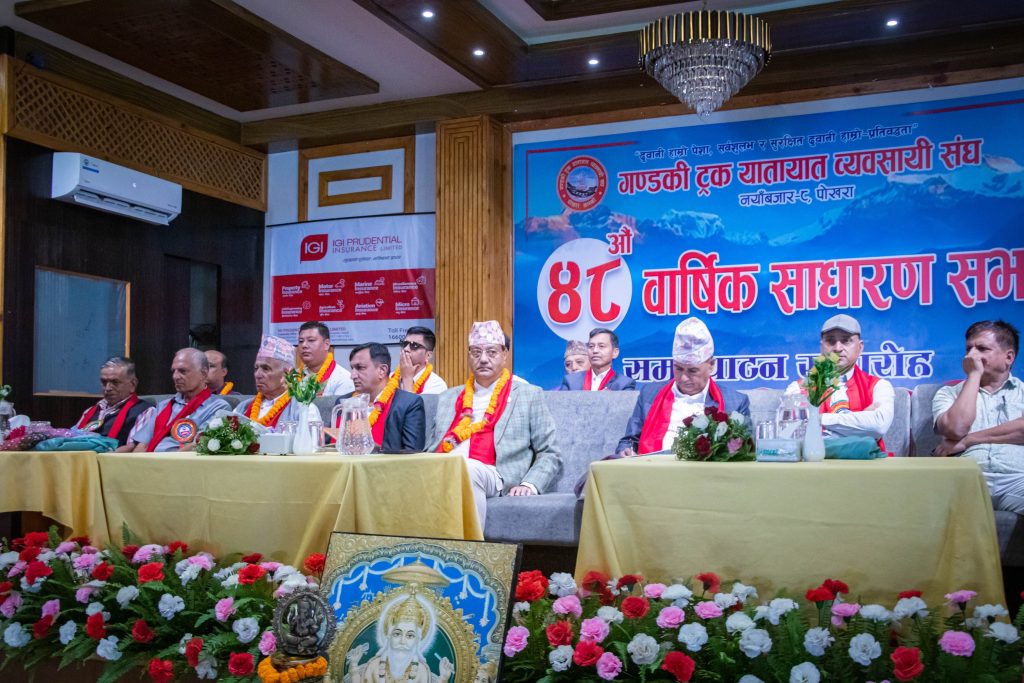 ट्रक व्यवसायीले ढुवानी मात्र नभएर देशकै अर्थतन्त्र चलायमान गराएका छन् : मन्त्री केसी