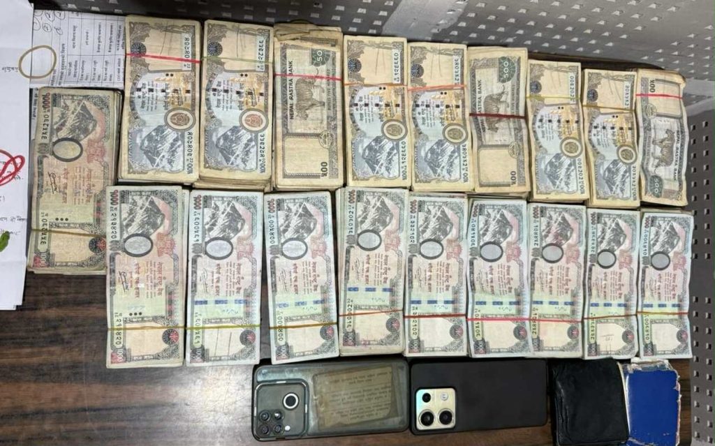 १४ लाख बढी हुन्डी रकमसहित पर्साबाट दुईजना पक्राउ