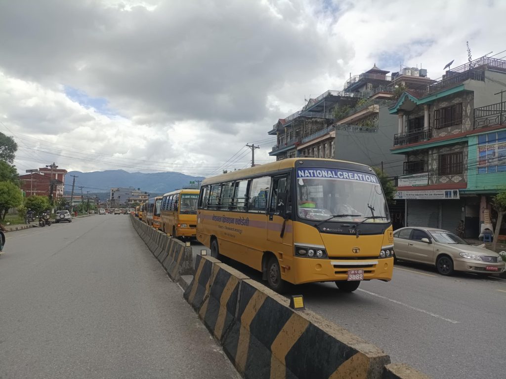 निजी विद्यालयका बस सडकमा गुडाएर देशभर विरोध प्रदर्शन