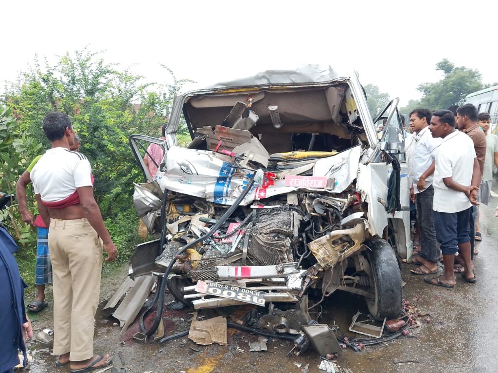सुनसरीमा बस र विङ्गर ठोक्किँदा ३ को ज्यान गयो, १६ जना घाइते