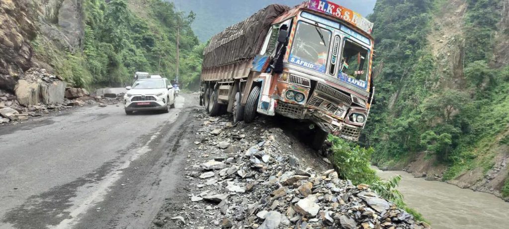 नारायणगढ–मुग्लिङ सडक खण्डमा मााथिबाट ढुंगा खस्दा ट्रक चालक घाइते