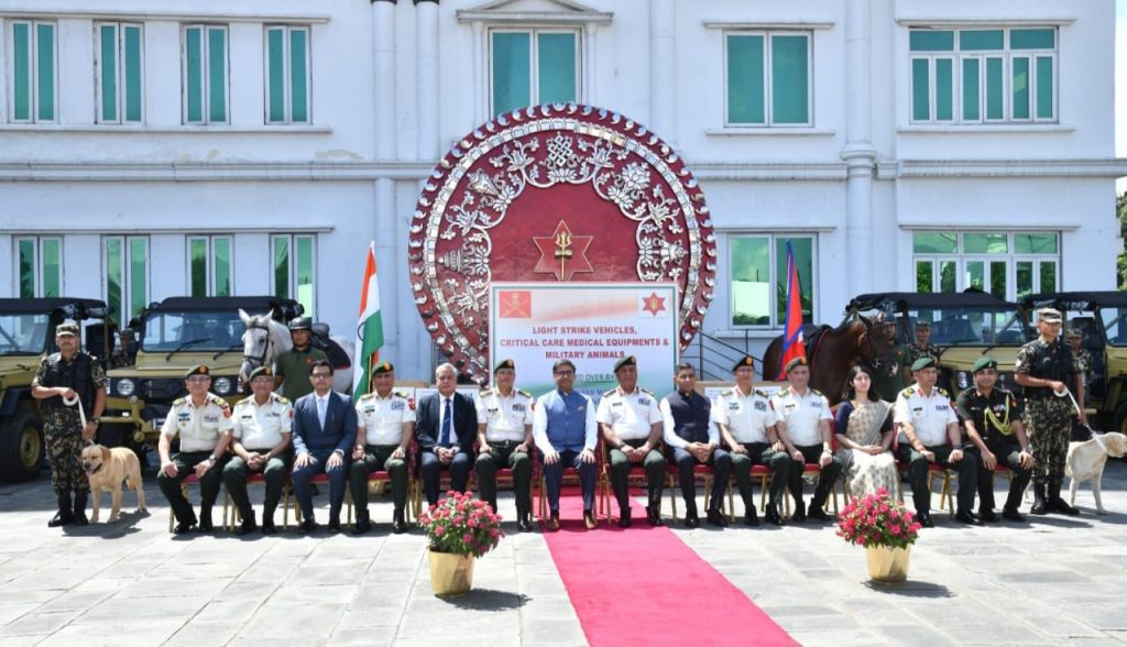 भारतीय सचिव मिस्रीद्वारा नेपाली सेनालाई विभिन्न सामग्री हस्तान्तरण