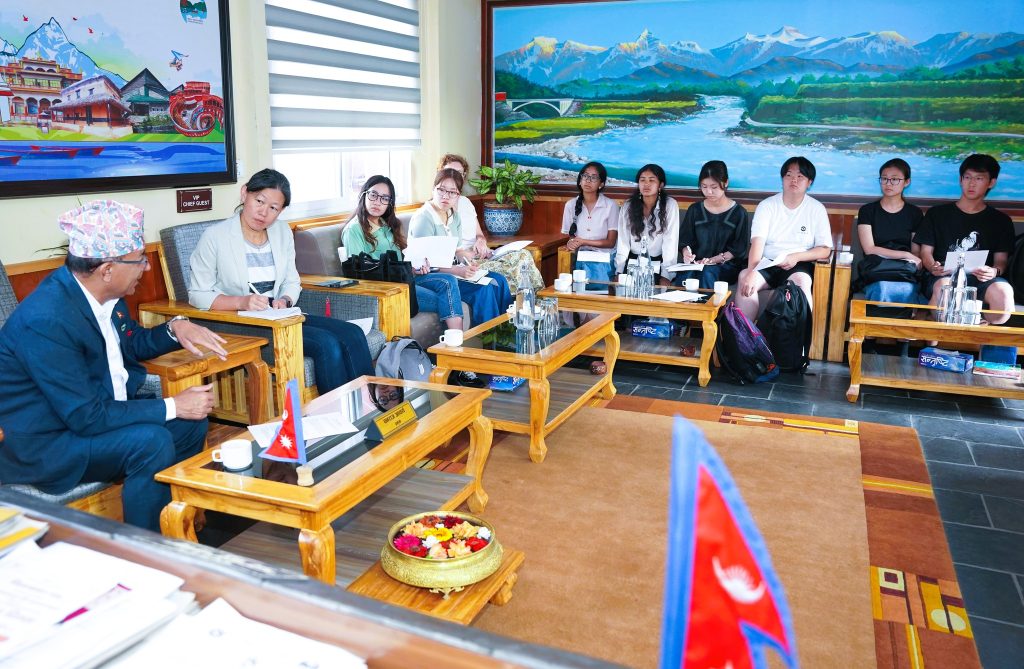 जापानको रित्सुमेइकान विश्वविद्यालयका प्रोफेसरको टोली र महानगर प्रमुख आचार्यबीच भेटघाट