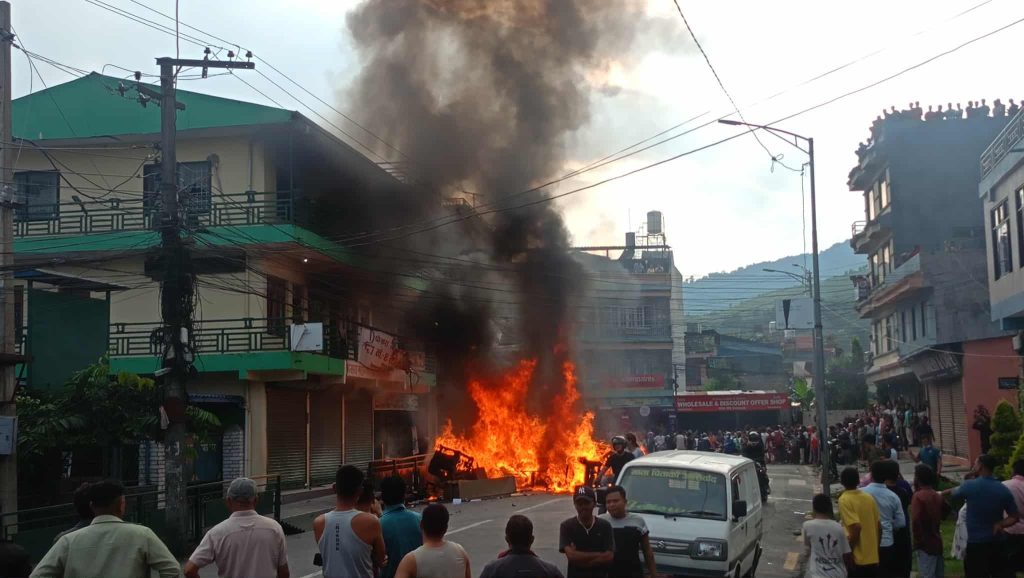 पोखराका अधिकांश सरकारी भवनमा आगजनी र तोडफोड