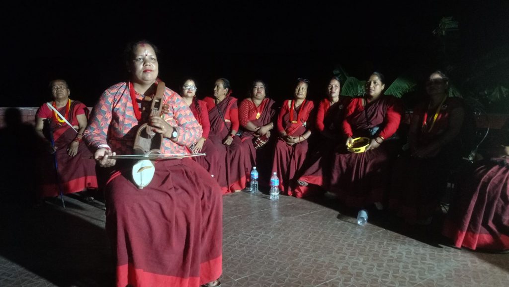 सारंगीको धुनमा पर्यटक लोभ्याउँदै गोरखाका गन्धर्व महिलाहरु (भिडियो)