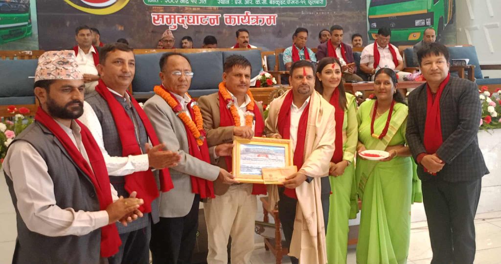 पत्रकार गिरीलाई यातायात पत्रकारिता पुरस्कार प्रदान