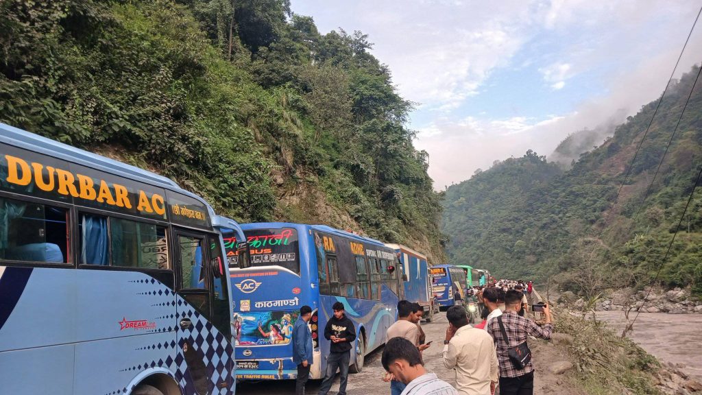 नागढुंगा-मुग्लिन सडक दुईतर्फी सञ्चालन