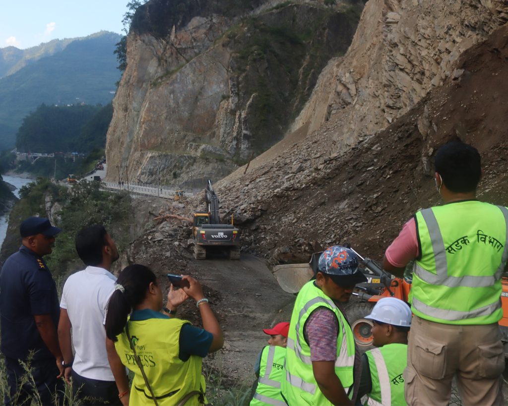 तुइन खोलाको पहिरो हटाउन दिनभर लाग्ने, वैकल्पिक सडक प्रयोग गर्न आग्रह