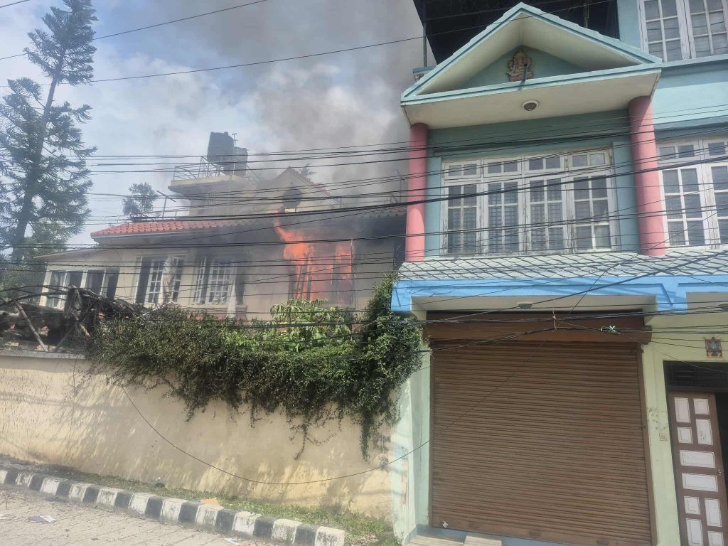 एमाले उपाध्यक्ष पाण्डेको घरगाडी जलेर ध्वस्त