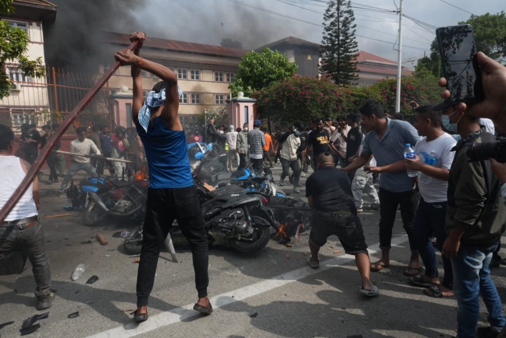 सर्वोच्च अदालतभित्रै छिरेर प्रर्दशनकारीद्धारा तोडफोड र आगजनी