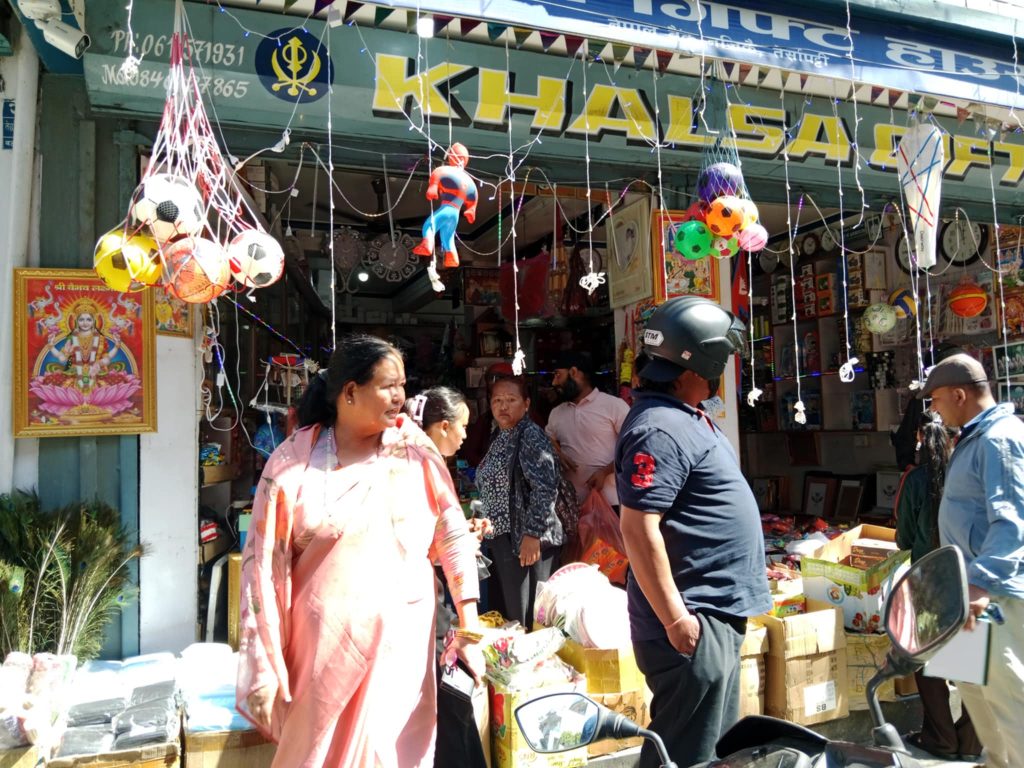 प्लाष्टिकका फूलमाला विक्री गर्न नदिन पोखरा महानगरको अनुगमन