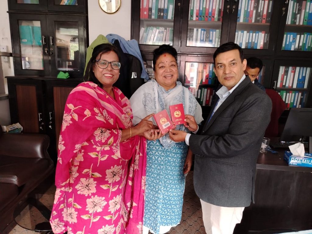 कांग्रेसका निवर्तमान सांसदहरूले रातो पासपोर्ट फिर्ता गर्न थाले