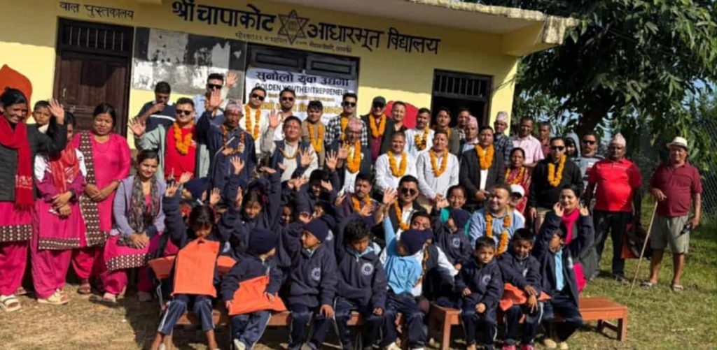 चापाकोट आधारभुत विद्यालयमा न्यानो कपडा र स्टेशनरी सामाग्री प्रदान