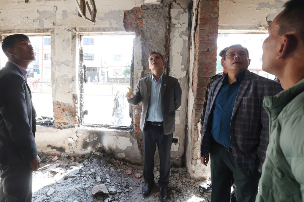 गृहमन्त्रीद्धारा पूर्वराष्ट्रपति भण्डारीको क्षतिग्रस्त घरको निरीक्षण