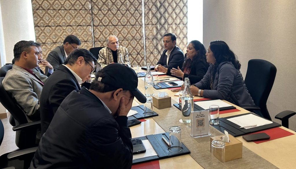 बाबुराम, जनार्दन र डीपी अर्यालबिच छलफल