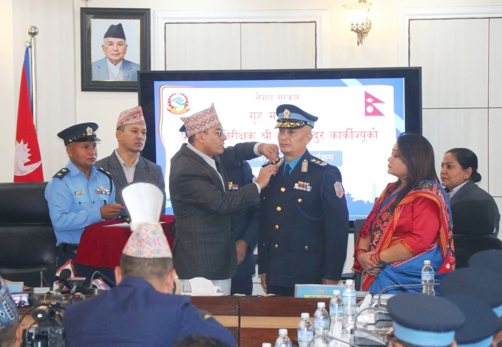 नवनियुक्त आईजीपी दानबहादुर कार्कीलाई दर्ज्यानी चिह्न प्रदान