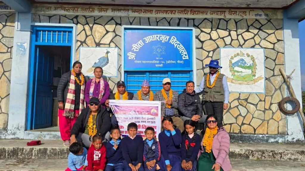 विद्यार्थीलाई लायन्स फेवा फुलवारीको सहयोग