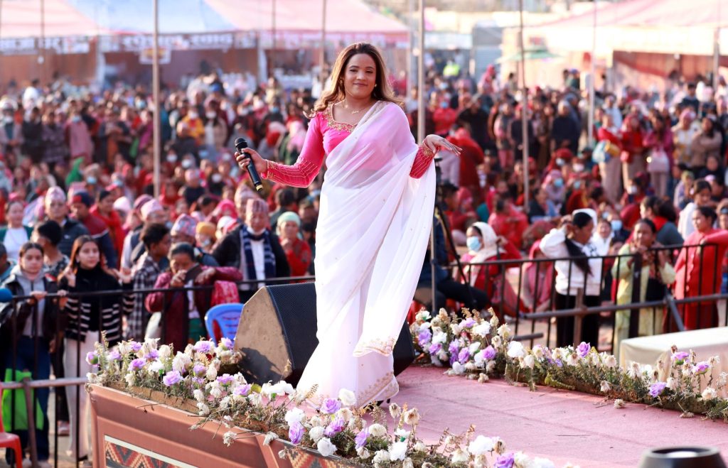 पोखरा महोत्सवमा दर्शक रमाउँदै