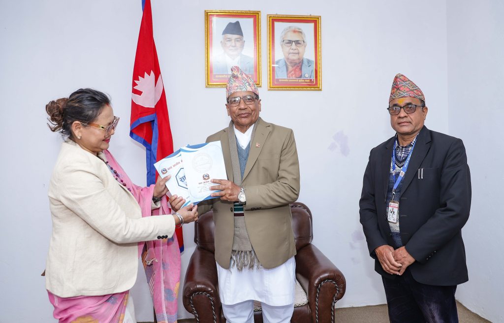 गण्डकी प्रदेश प्रमुख भट्ट समक्ष थारू आयोगको प्रतिवेदन पेस